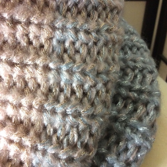 Steve Madden Gray & Pink Infinity Scarf! - Picture 4 of 5